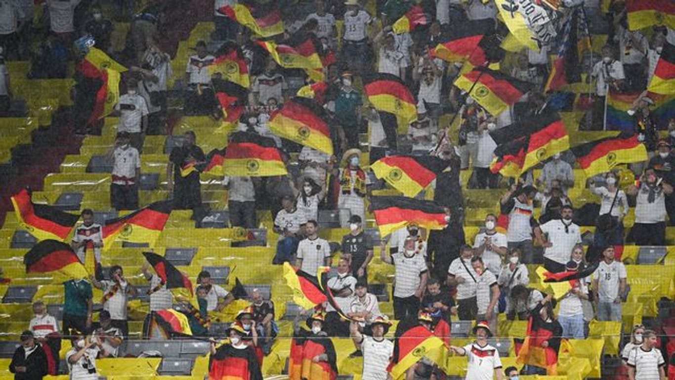 Deutsche Fans auf der Tribüne in München.
