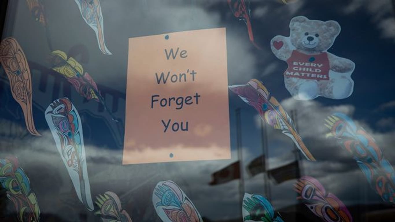 "Wir werden Euch nicht vergessen" steht auf einem Plakat im Fenster einer Schule in British Columbia, nachdem dort die Überreste von 215 Kindern gefunden worden waren.