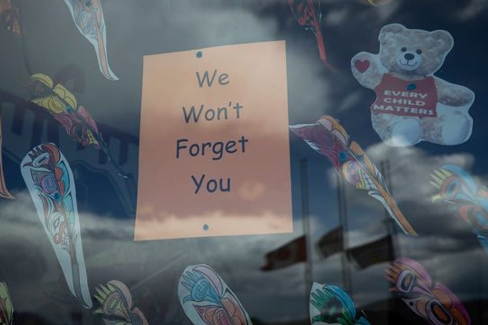 "Wir werden Euch nicht vergessen" steht auf einem Plakat im Fenster einer Schule in British Columbia, nachdem dort die Überreste von 215 Kindern gefunden worden waren.