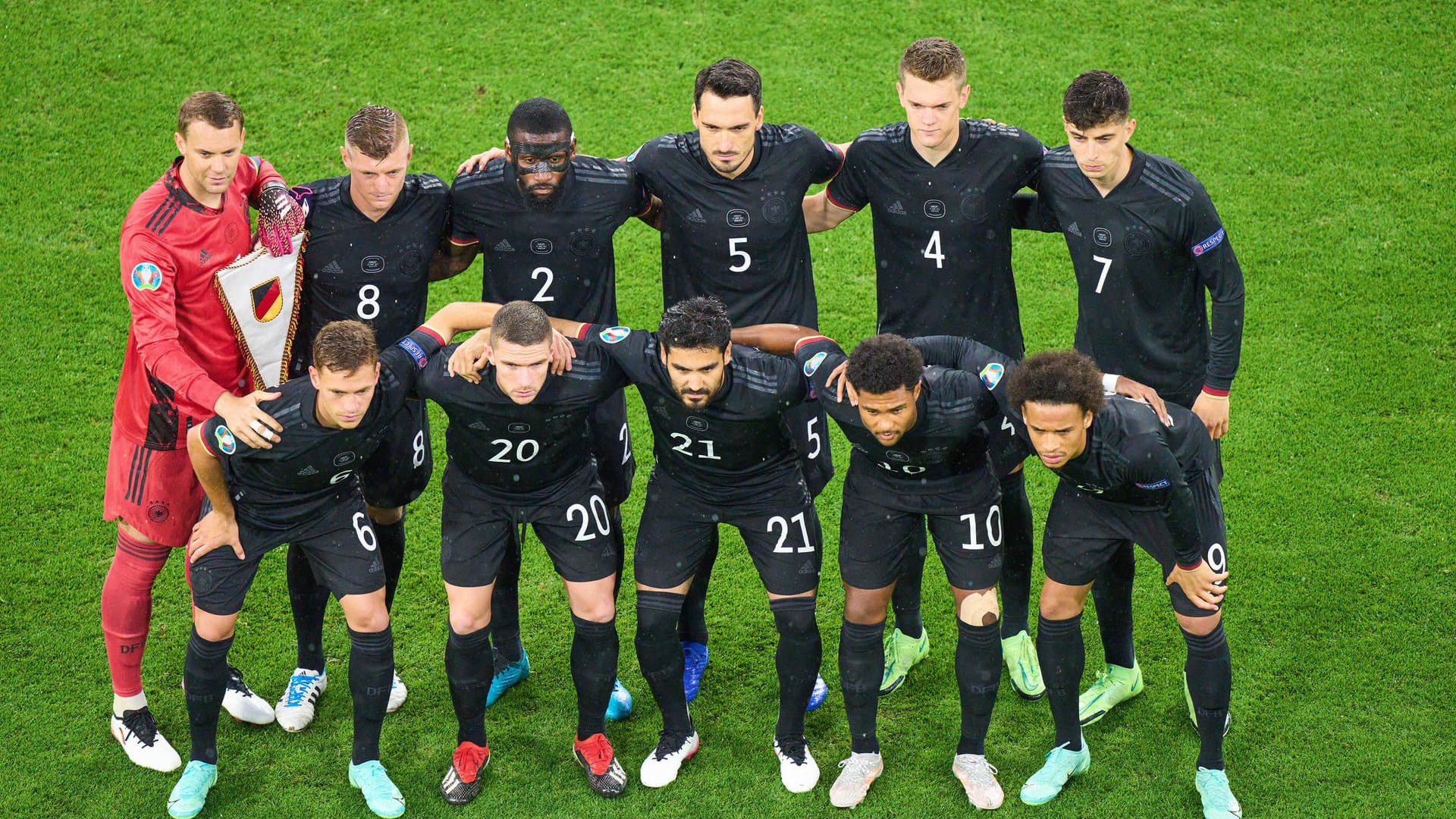 Mit einer Niederlage, einem Sieg und einem Remis hat sich die deutsche Mannschaft für das Achtelfinale der EM qualifiziert. Die Leistungen waren ordentlich, gut und schlecht. Ein Zwischenfazit. (Anmerkung: Die Noten ergeben sich aus dem Durchschnitt der bisherigen Spielerbenotungen bei diesem Turnier)