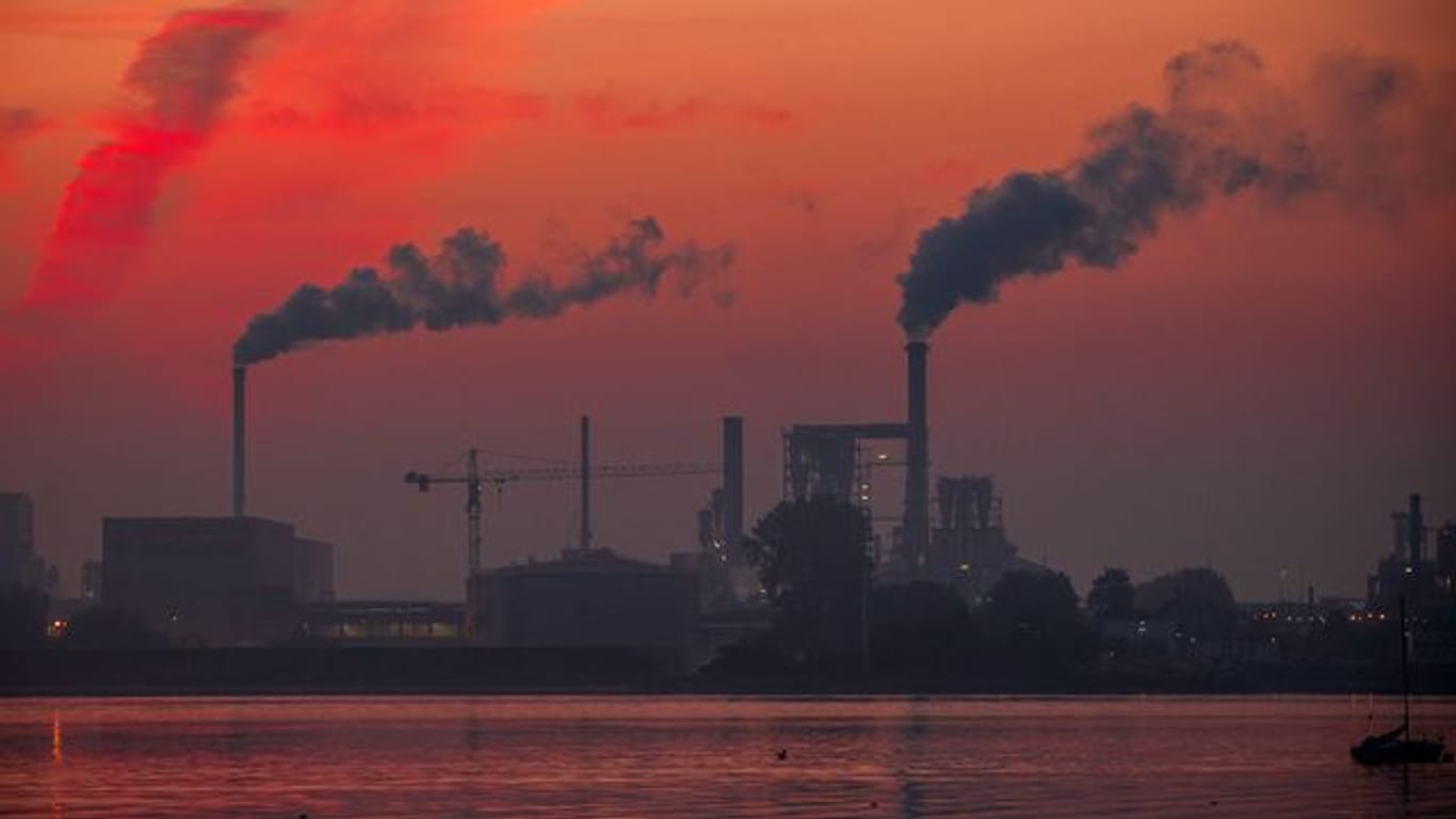 Aufsteigender Rauch aus Fabrikschornsteinen: Bis zum Jahr 2040 soll bereits ein Rückgang des klimaschädlichen Ausstoßes um 88 Prozent erreicht sein.