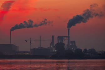 Aufsteigender Rauch aus Fabrikschornsteinen: Bis zum Jahr 2040 soll bereits ein Rückgang des klimaschädlichen Ausstoßes um 88 Prozent erreicht sein.