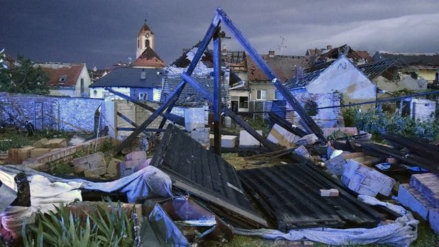 Ein mutmaßlicher Tornado hat eine Spur der Verwüstung hinterlassen.