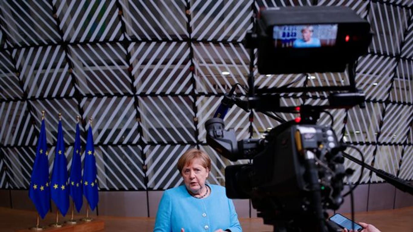 Bundeskanzlerin Angela Merkel gibt eine Erklärung am Ende des ersten Tages des Gipfels der EU-Staats- und Regierungschefs ab.