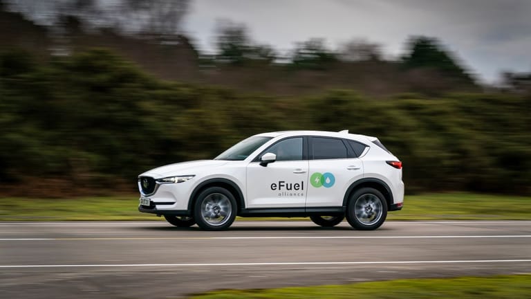 Welche Rolle E-Fuels bei der künftigen Mobilität spielen werden, ist bei Experten umstritten.