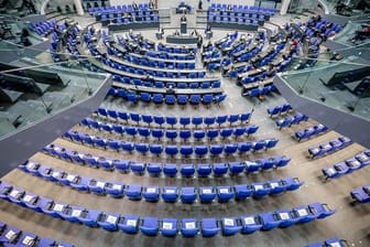 Stühle für die Abgeordneten, aufgenommen im Plenum in Deutschen Bundestag.
