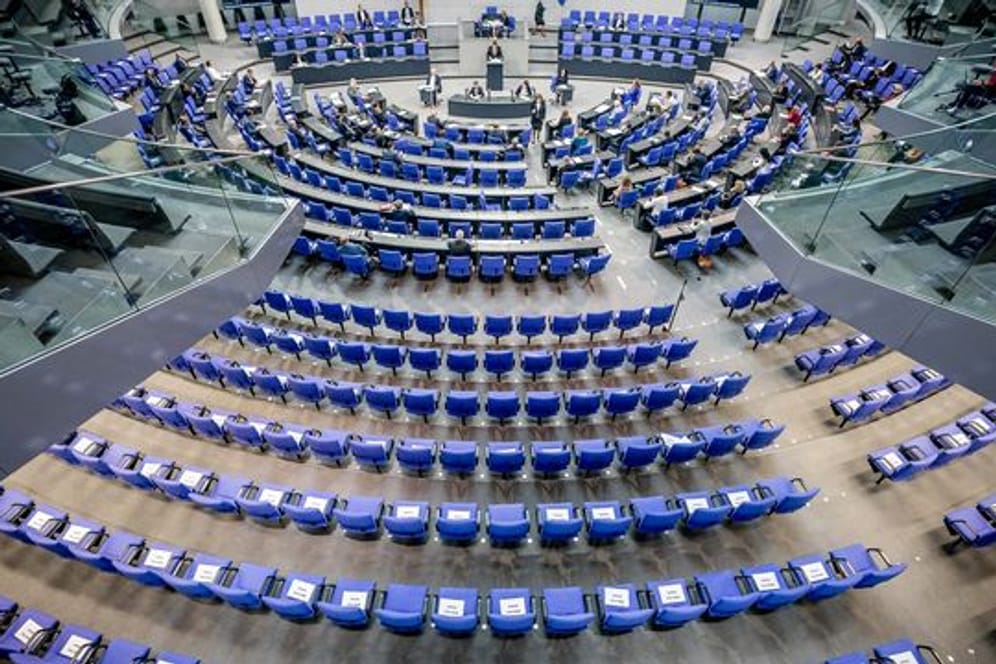 Stühle für die Abgeordneten, aufgenommen im Plenum in Deutschen Bundestag.