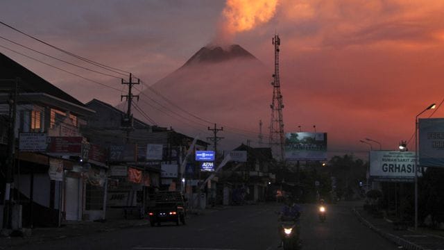 Eine Aschewolke ist über dem Vulkan Merapi zu sehen.