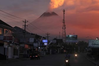 Eine Aschewolke ist über dem Vulkan Merapi zu sehen.