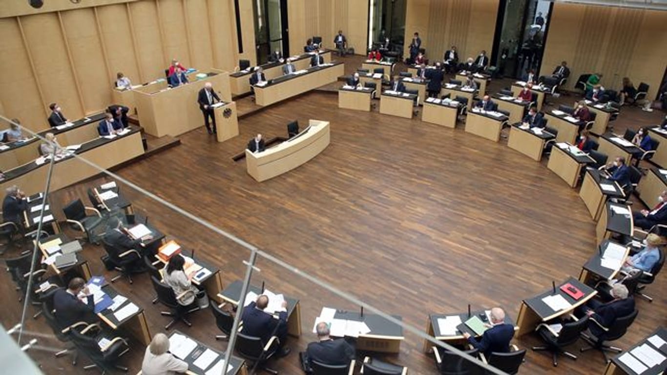 Abgeordnete nehmen im Bundesrat an der letzten Sitzung vor der Sommerpause teil.