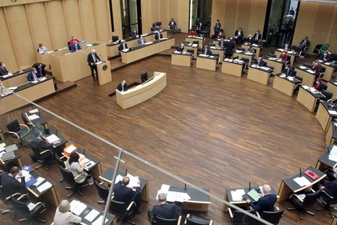 Abgeordnete nehmen im Bundesrat an der letzten Sitzung vor der Sommerpause teil.