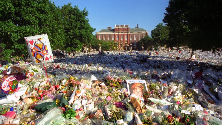September 1997: Nach dem Unfalltod von Prinzessin Diana legten Tausende Menschen Blumen vor dem Kensington-Palast in London nieder.