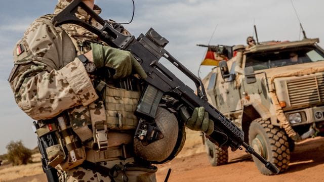 Ein Soldat der Bundeswehr 2018 mit einem Sturmgewehr vom Typ G36 am Flughafen nahe des Stützpunktes in Gao im Norden Malis. Ein Soldat der Bundeswehr 2018 mit einem Sturmgewehr vom Typ G36 am Flughafen nahe des Stützpunktes in Gao im Norden Malis.