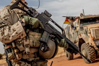 Ein Soldat der Bundeswehr 2018 mit einem Sturmgewehr vom Typ G36 am Flughafen nahe des Stützpunktes in Gao im Norden Malis.