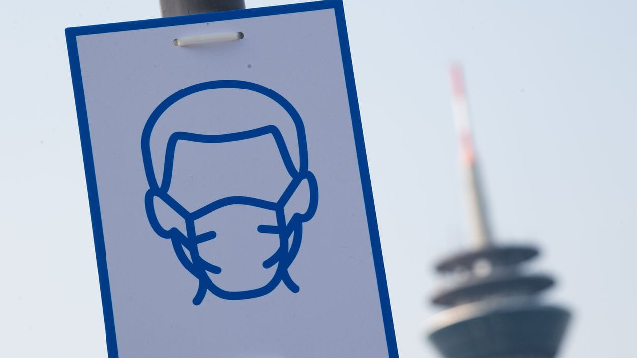 Ein Piktogramm weist auf das Einhalten der Maskenpflicht hin. Ein Piktogramm weist auf das Einhalten der Maskenpflicht hin.