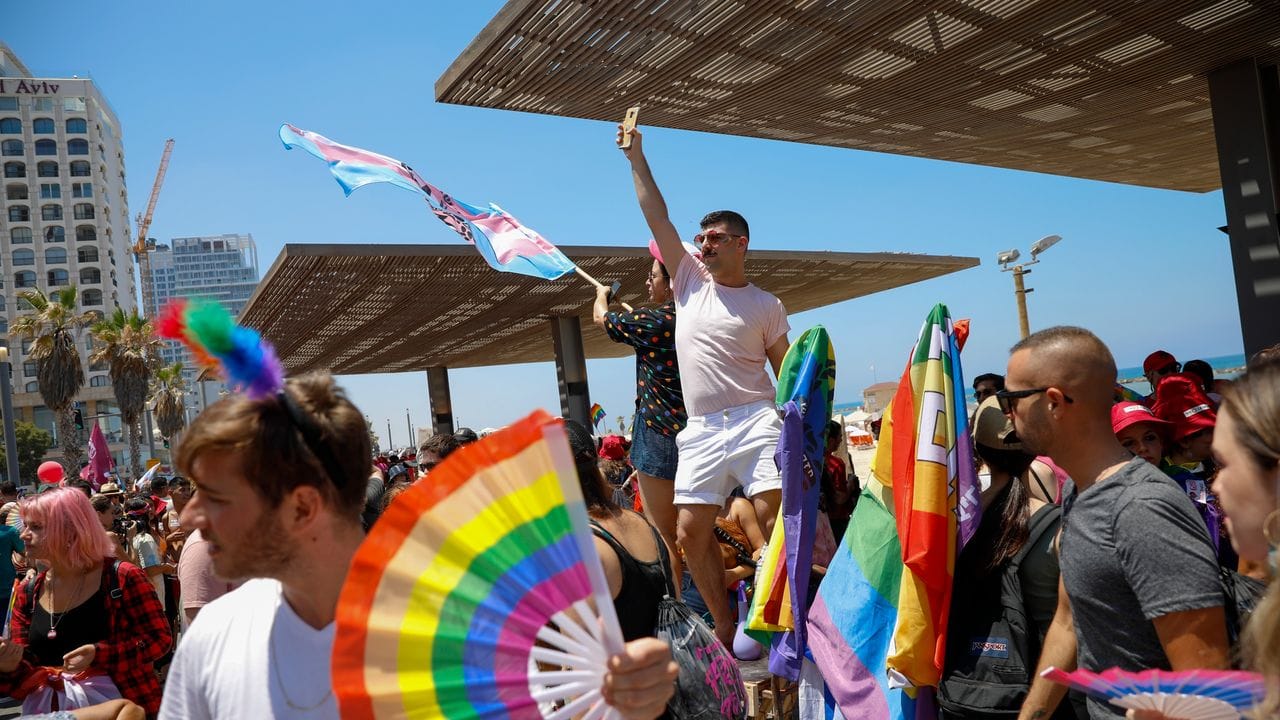 Zehntausende haben bei der Gay-Pride-Parade in Tel Aviv gefeiert und gleiche Rechte für Schwule, Lesben, Bi- und Transsexuelle (LGBTQIA+) gefordert. Zehntausende haben bei der Gay-Pride-Parade in Tel Aviv gefeiert und gleiche Rechte für Schwule, Lesben, Bi- und Transsexuelle (LGBTQIA+) gefordert.