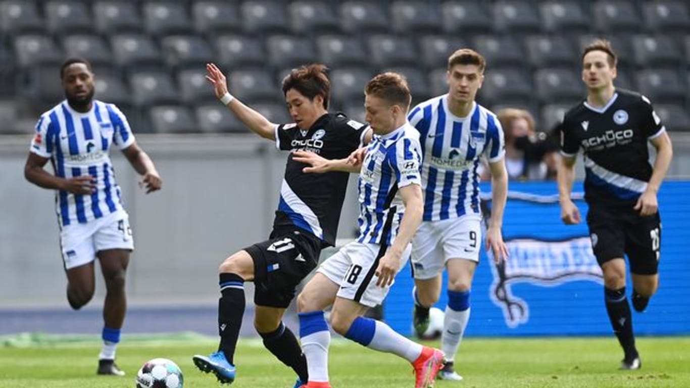 Arminia Bielefeld verpflichtete Masaya Okugawa (2.