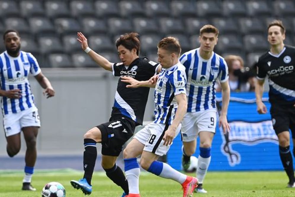 Arminia Bielefeld verpflichtete Masaya Okugawa (2.