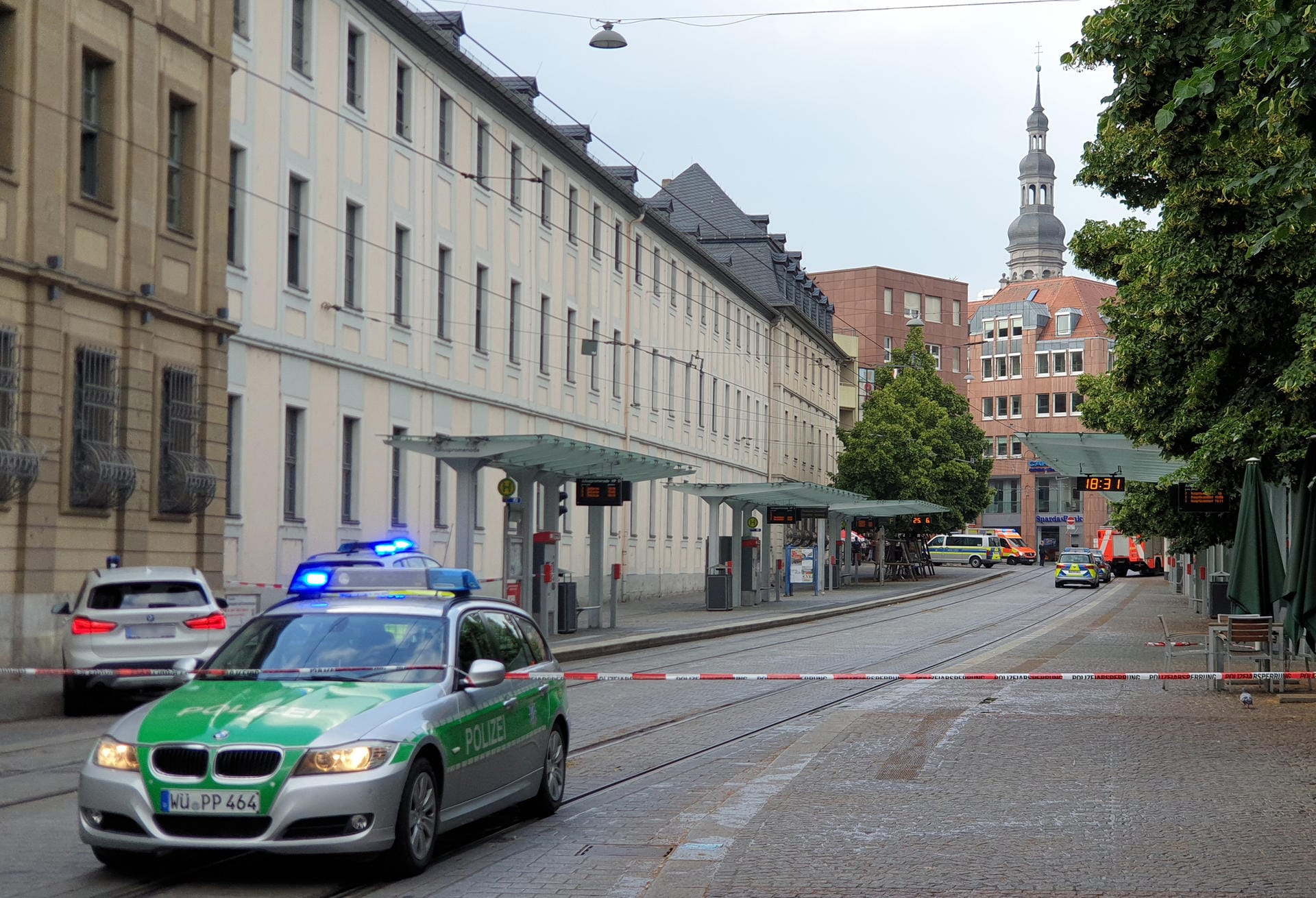 Messerattacke in Würzburg: Die Polizei hat den Tatort weiträumig abgesperrt.