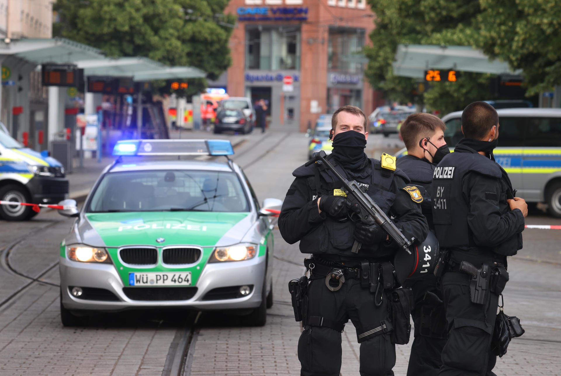 Messerattacke in Würzburg: Der Tatort wird von zahlreichen Einsatzkräften bewacht.