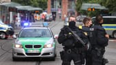 Messerattacke in Würzburg: Der Tatort wird von zahlreichen Einsatzkräften bewacht.
