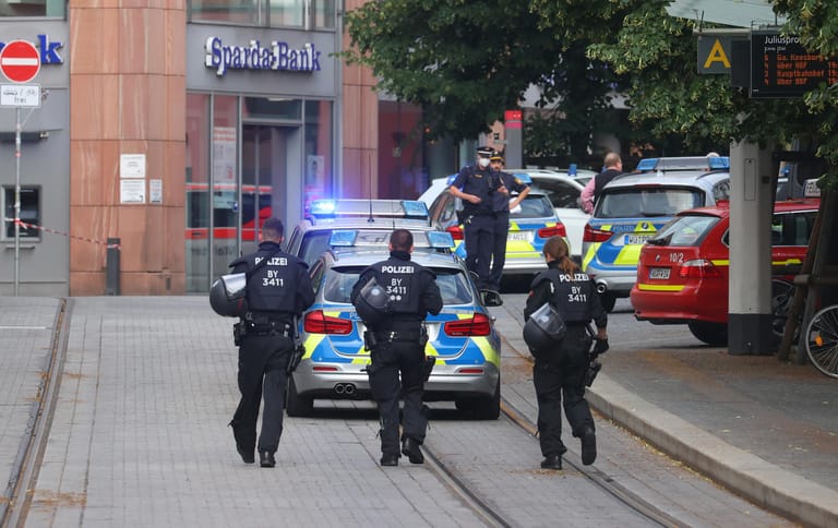 Messerattacke in Würzburg: Die Polizei war nach eigenen Angaben gegen 17.00 Uhr alarmiert worden.