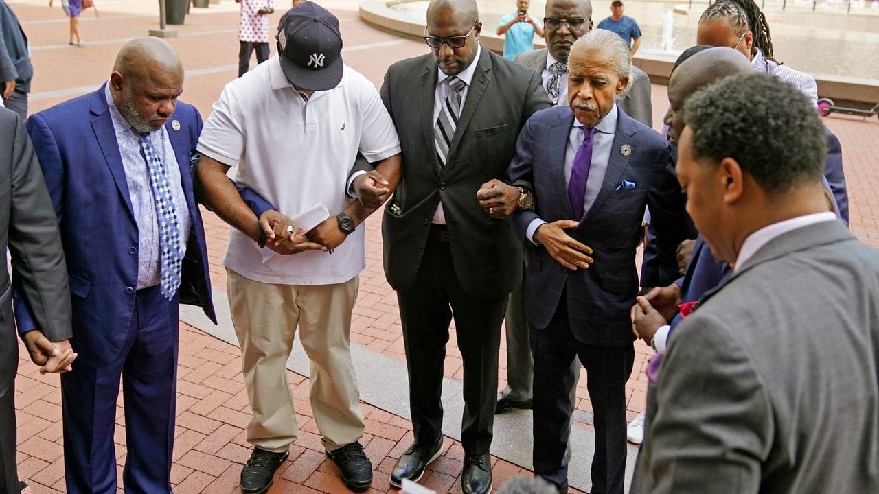 Bürgerrechtler Al Sharpton (M-r) zusammen mit Familienmitgliedern von George Floyd bei einem Gebet vor dem Betreten des Hennepin County Government Center.