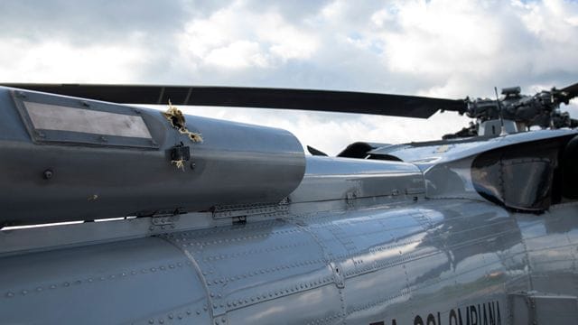 Der Blackhawk-Hubschrauber des kolumbianischen Präsident Ivan Duque hat mindestens sechs Treffer abbekommen. Der Blackhawk-Hubschrauber des kolumbianischen Präsident Ivan Duque hat mindestens sechs Treffer abbekommen.