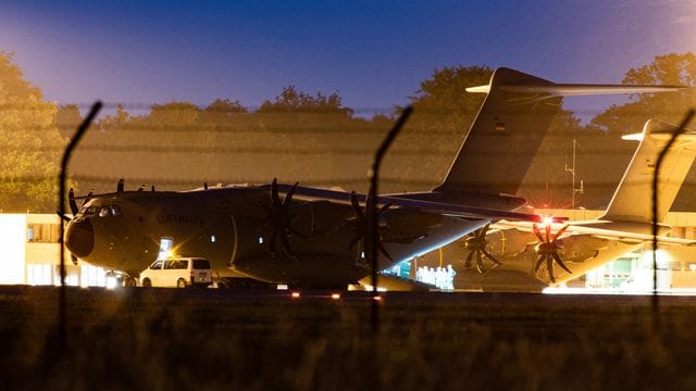 Ein militärisches Transportflugzeug mit medizinischer Einrichtung, ein Airbus A400 M MedEvac der Luftwaffe, wird im niedersächsischen Fliegerhorst Wunstorfauf den Abflug in Richtung Mali vorbereitet. Ein militärisches Transportflugzeug mit medizinischer Einrichtung, ein Airbus A400 M MedEvac der Luftwaffe, wird im niedersächsischen Fliegerhorst Wunstorfauf den Abflug in Richtung Mali vorbereitet.