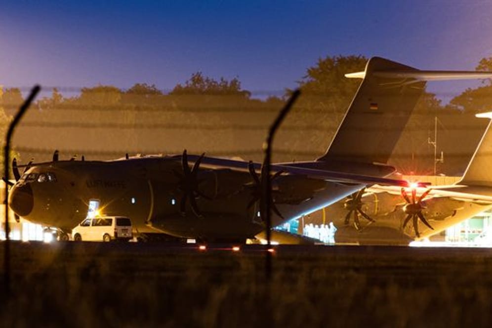 Ein militärisches Transportflugzeug mit medizinischer Einrichtung, ein Airbus A400 M MedEvac der Luftwaffe, wird im niedersächsischen Fliegerhorst Wunstorfauf den Abflug in Richtung Mali vorbereitet.