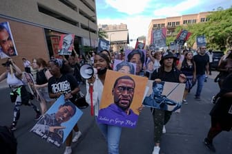 Eine kleine Gruppe von Demonstranten marschiert durch die Innenstadt von Minneapolis nach dem Urteil im Floyd-Prozess.