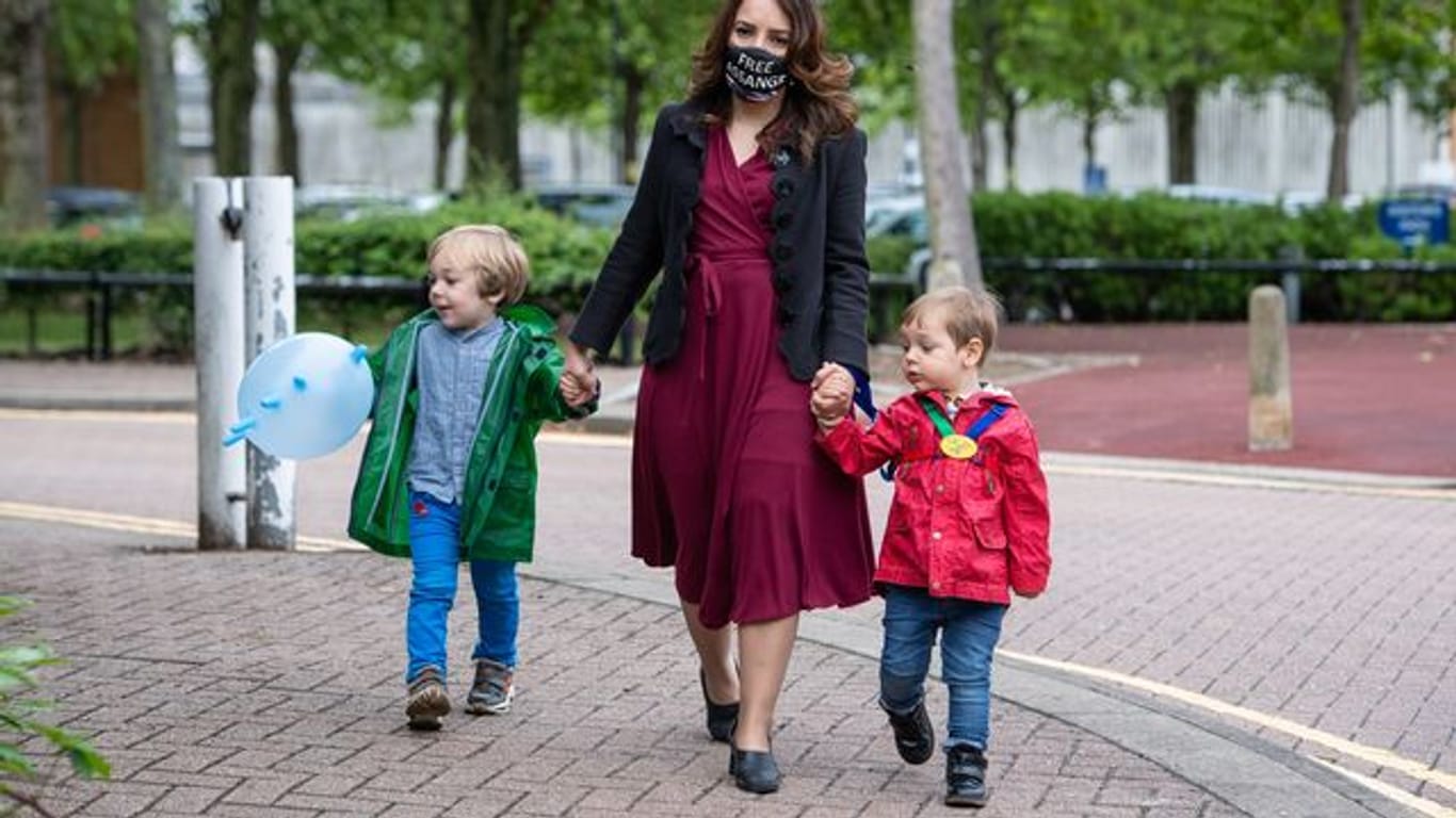 Stella Moris (M) geht mit ihren Kindern Gabriel (l) und Max vor dem Belmarsh-Gefängnis, nachdem sie Assange besucht haben.