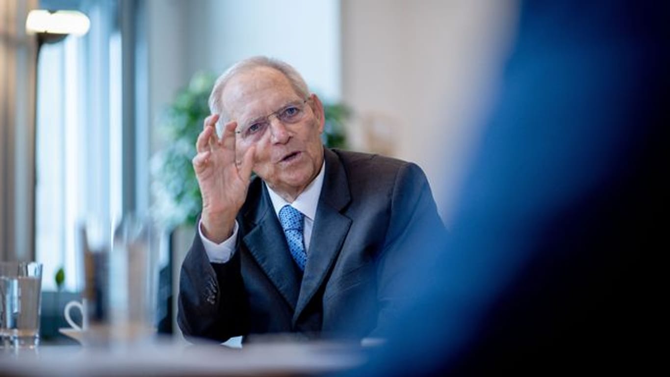 Wolfgang Schäuble (CDU), Bundestagspräsident, spricht in einem Interview mit einem Journalisten der Deutschen Presse-Agentur.
