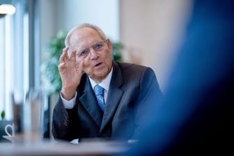 Wolfgang Schäuble (CDU), Bundestagspräsident, spricht in einem Interview mit einem Journalisten der Deutschen Presse-Agentur.