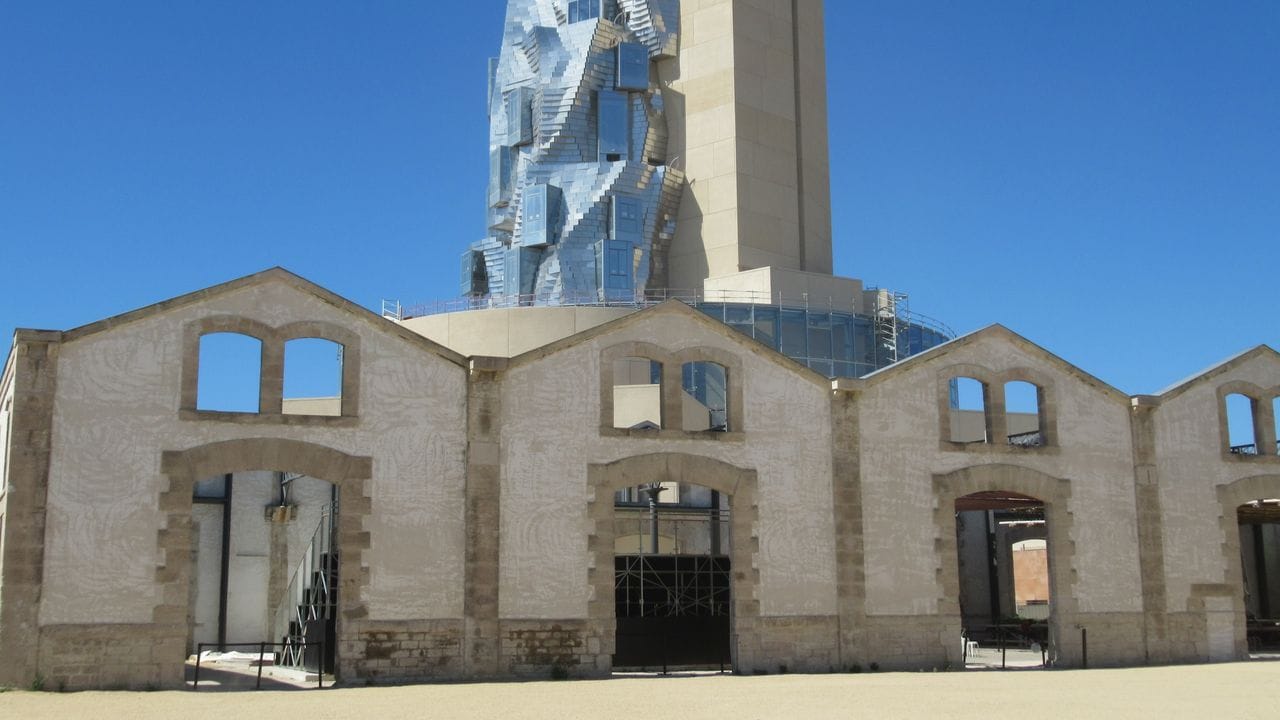 Der Gehry-Turm akzentuiert den Parc des Ateliers in Arles.