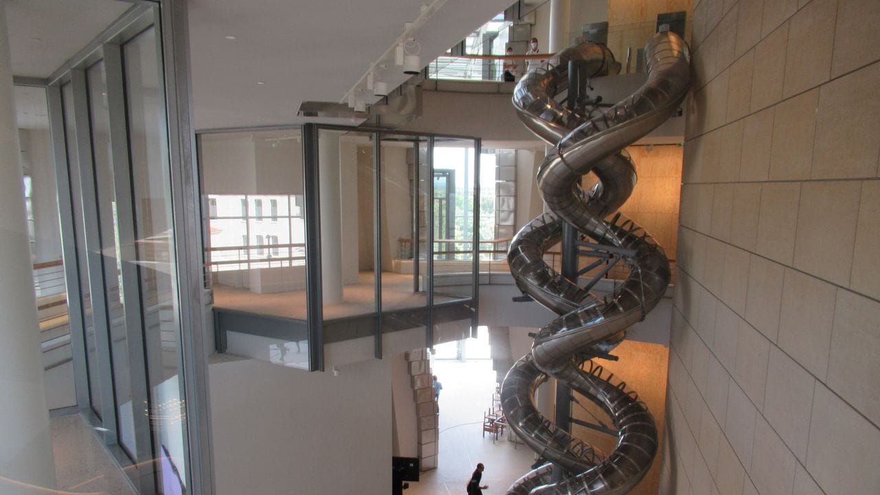 Blick in das Innere des von Frank Gehry entworfenen Luma Foundation Turms.