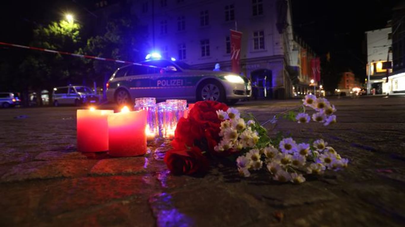 Kerzen und Blumen nahe des Tatorts in der Würzburger Innenstadt.