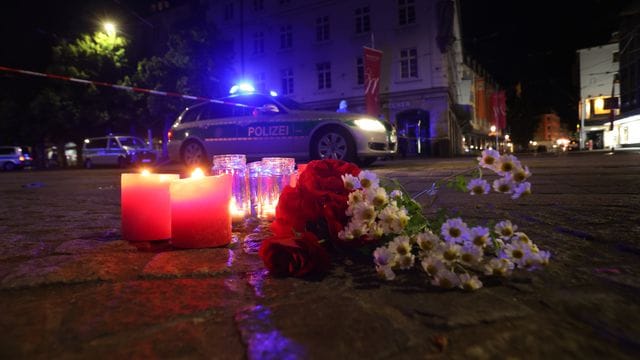 Kerzen und Blumen nahe des Tatorts in der Würzburger Innenstadt. Kerzen und Blumen nahe des Tatorts in der Würzburger Innenstadt.