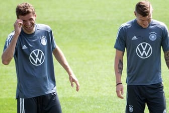 Bestens gelaunt zurück im DFB-Training: Thomas Müller (l) - Toni Kroos freut es auch.