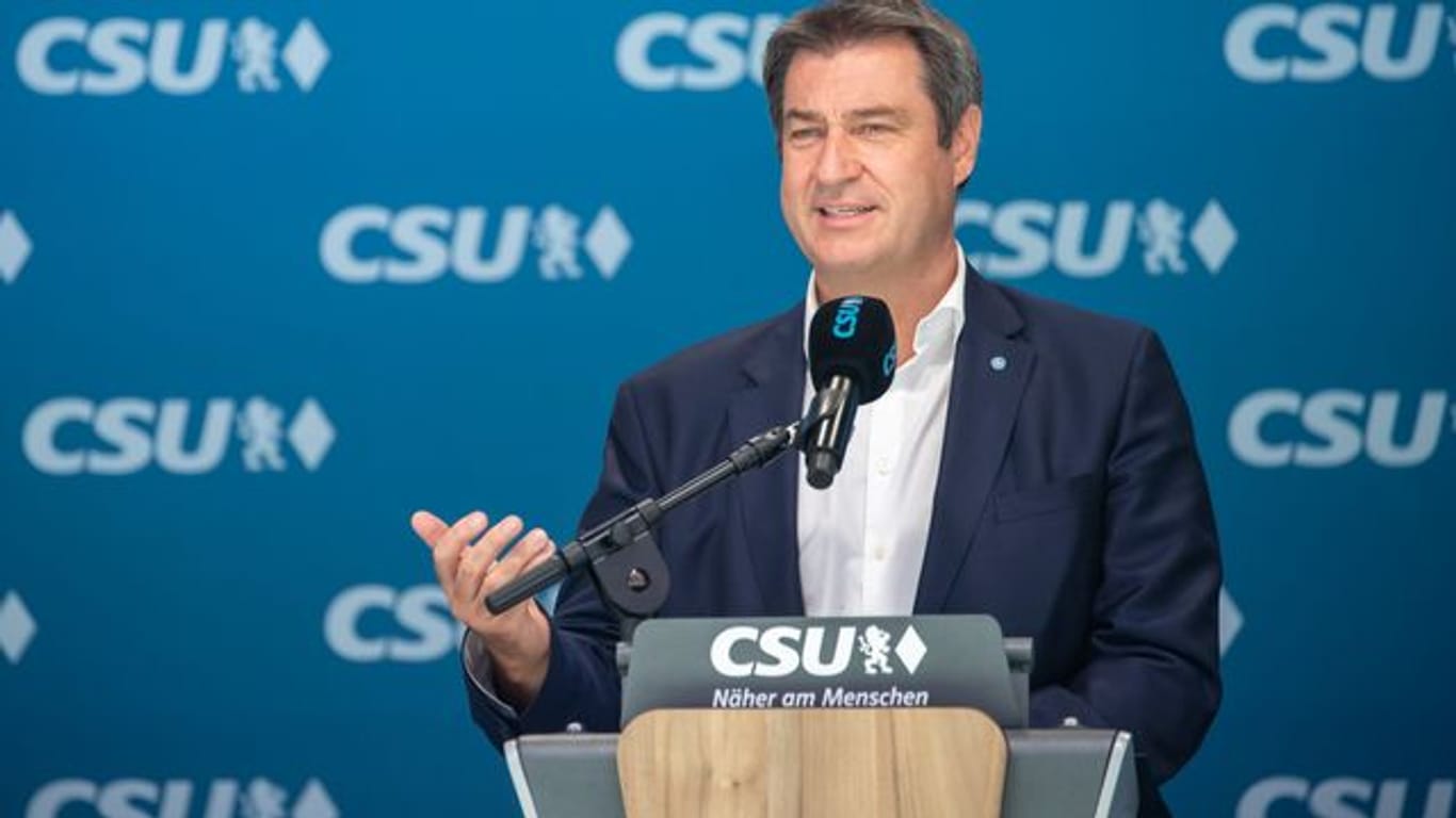 Markus Söder (CSU), Bayerns Ministerpräsident, spricht zur Bundestagslistenaufstellung auf einer Bühne im Frankenstadion.