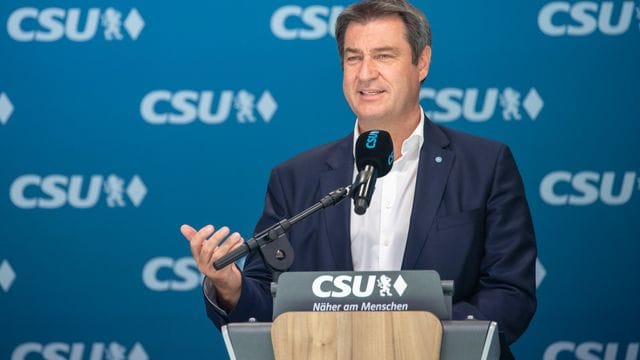 Markus Söder (CSU), Bayerns Ministerpräsident, spricht zur Bundestagslistenaufstellung auf einer Bühne im Frankenstadion. Markus Söder (CSU), Bayerns Ministerpräsident, spricht zur Bundestagslistenaufstellung auf einer Bühne im Frankenstadion.