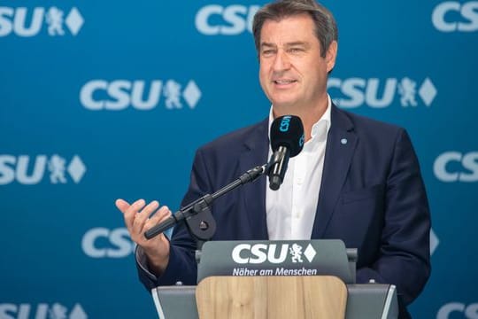 Markus Söder (CSU), Bayerns Ministerpräsident, spricht zur Bundestagslistenaufstellung auf einer Bühne im Frankenstadion.