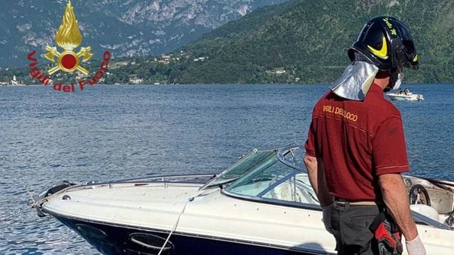 Ein Feuerwehrmann steht neben einem Motorboot, das in das Unglück verwickelt war. Ein Feuerwehrmann steht neben einem Motorboot, das in das Unglück verwickelt war.