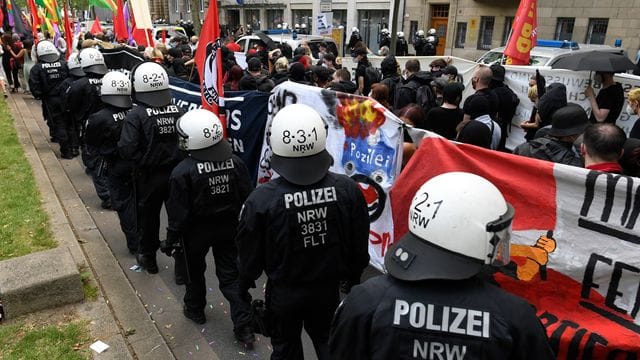 Polizisten begleiten einen Protestzug gegen das geplante Versammlungsgesetz für Nordrhein-Westfalen. Polizisten begleiten einen Protestzug gegen das geplante Versammlungsgesetz für Nordrhein-Westfalen.