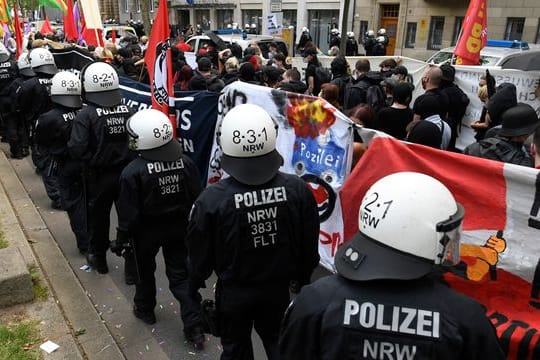 Polizisten begleiten einen Protestzug gegen das geplante Versammlungsgesetz für Nordrhein-Westfalen.