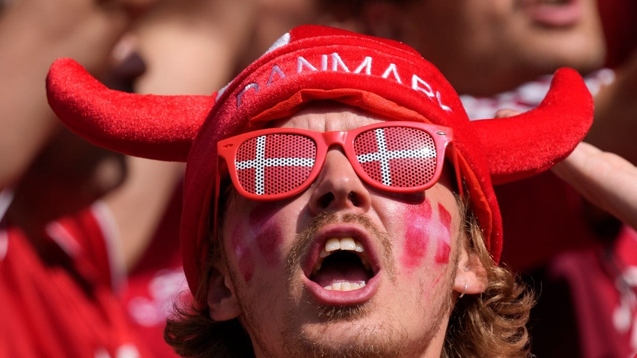 Ein dänischer Fan jubelt vor dem Beginn des Achtelfinalspiels.
