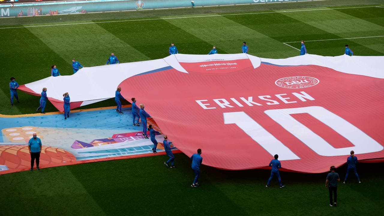 Ein riesiges Trikot des dänischen Spielers Eriksen wird vor dem Beginn des Spiels über das Feld getragen.