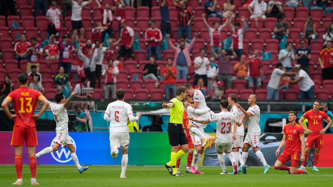 Kasper Dolberg feiert sein Tor zur 1:0-Führung mit den dänischen Mannschaftskollegen.