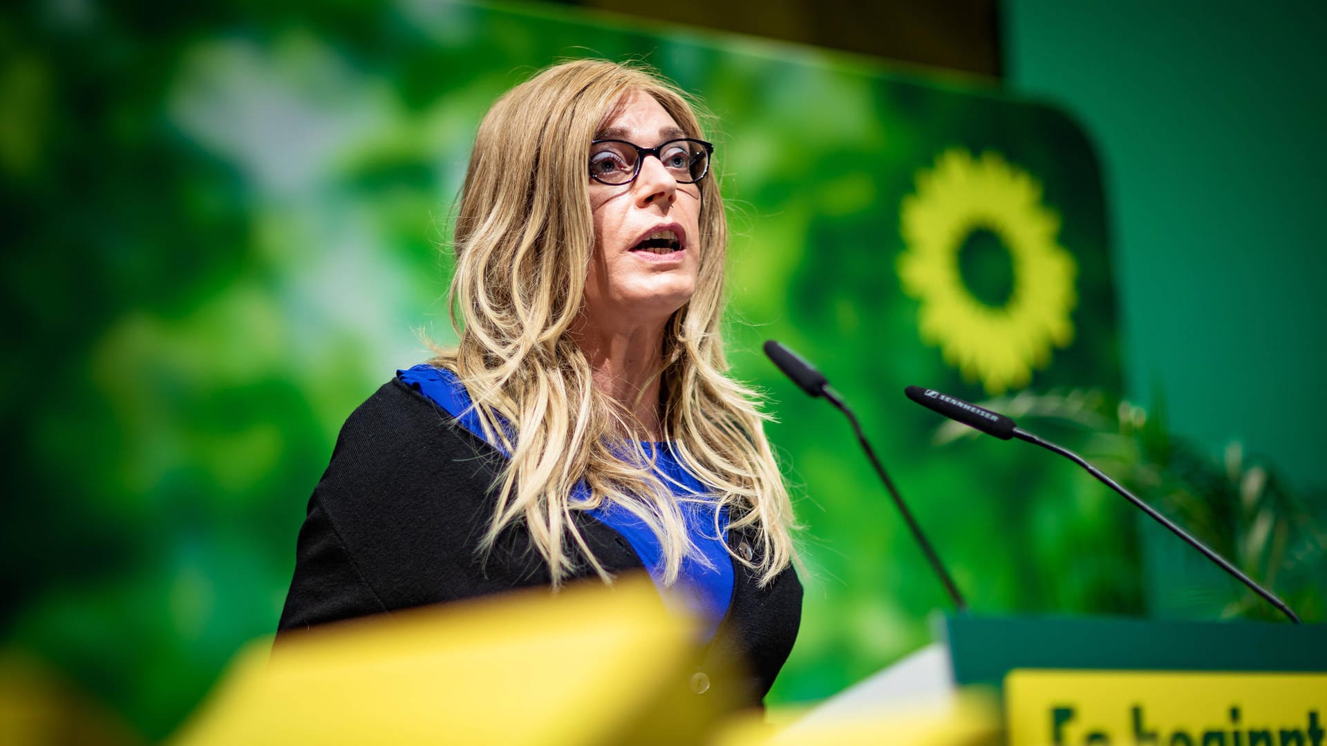 Tessa Ganserer spricht auf einer Veranstaltung der Grünen (Archivbild).