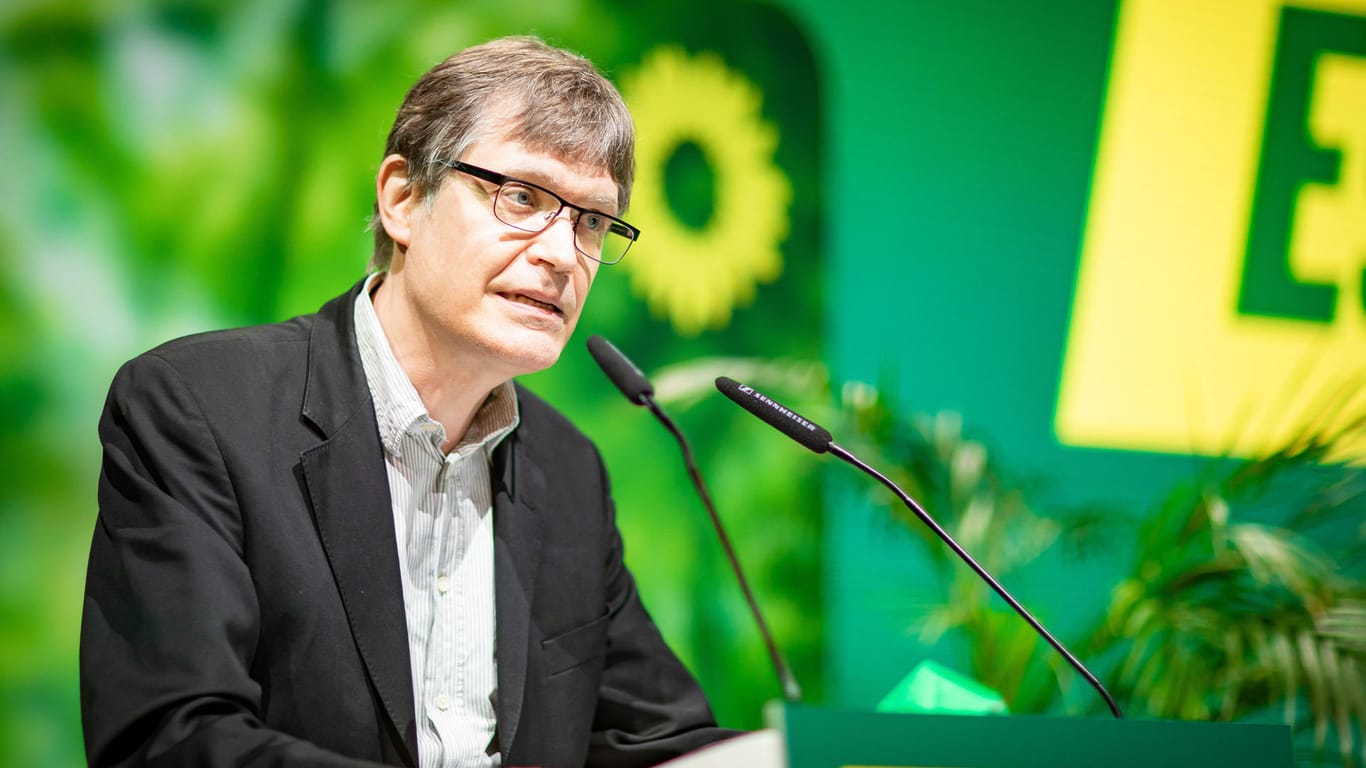 Sascha Müller während einer Rede auf einer Veranstaltung der Grünen (Archivbild).